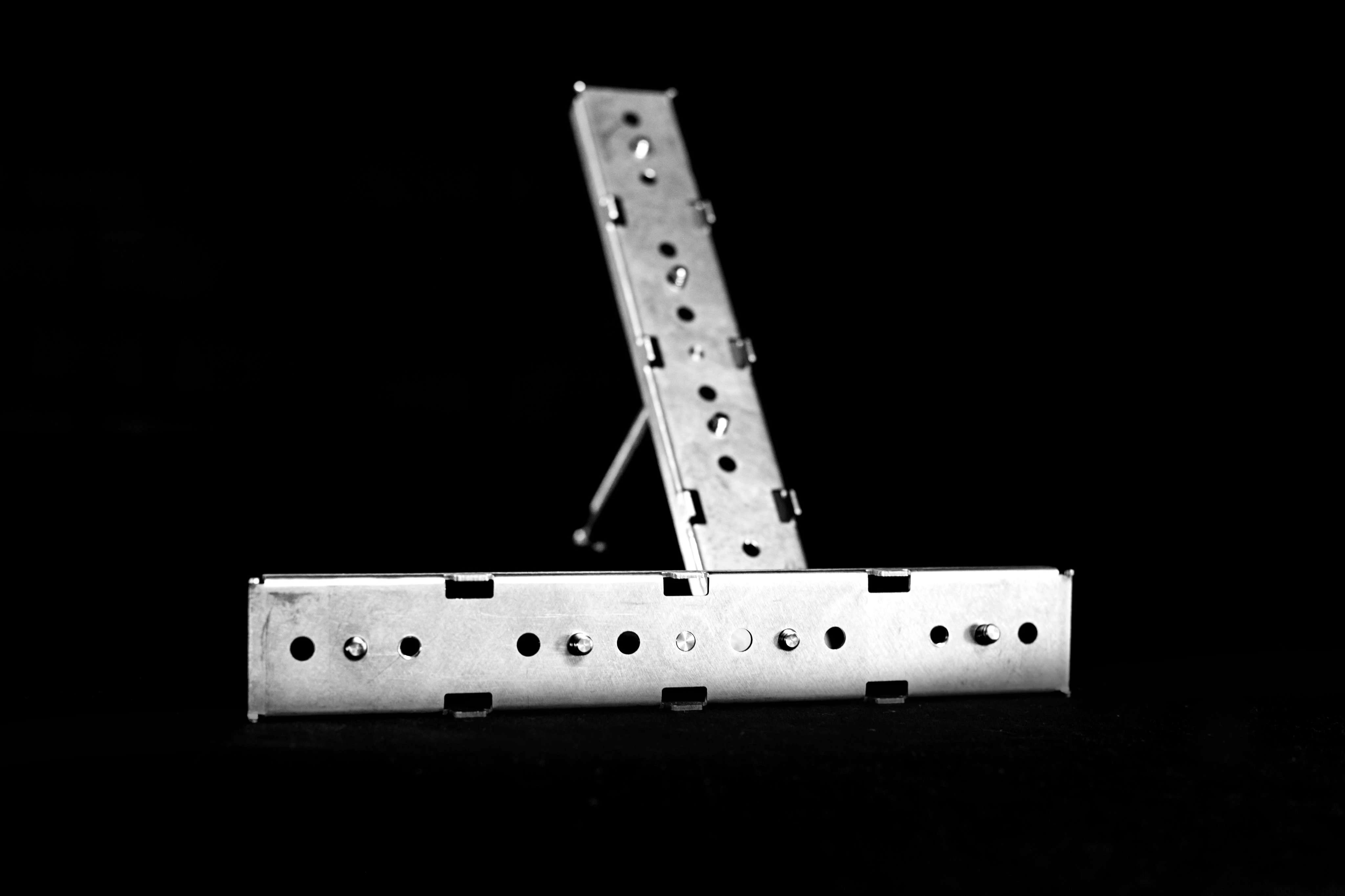 Plaque de fixation pour tubes Astera — matériel disponible chez Haka Rent